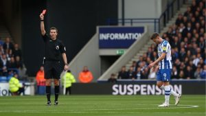 Thẻ đỏ trực tiếp bị treo giò mấy trận – Quy định bóng đá